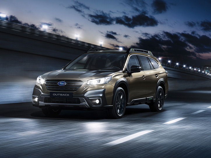 Subaru Outback sõidab maanteel – pilt illustreerib SI-Drive-süsteemi erinevaid sõidurežiime, mis mõjutavad mootori reaktsiooni.