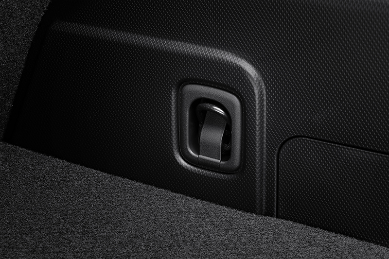 Sissepandud koormakinnitusaas Subaru pagasiruumis.