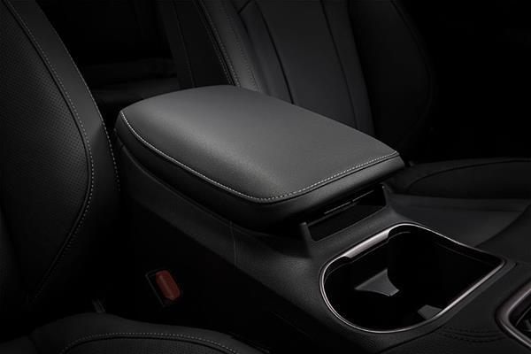 Käetugi integreeritud panipaigaga Subaru juhi- ja kõrvalistme vahel.