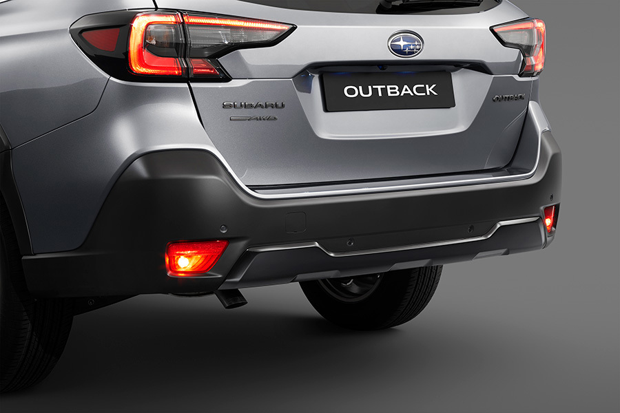 Tagumine alumine kaitse Subaru Outbackil, paigutatud tagumise põrkeraua alla.