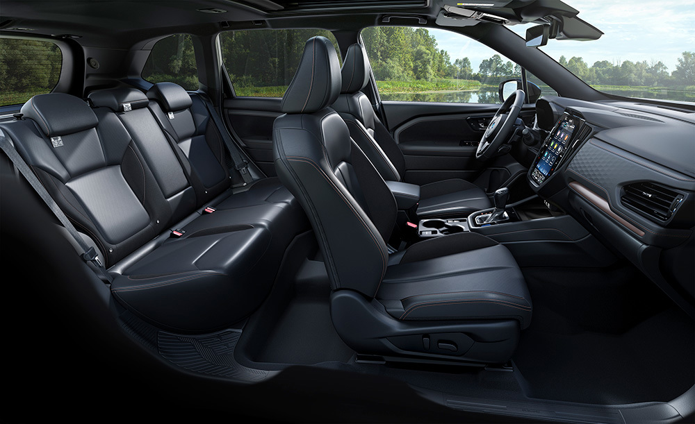 Vaade Subaru Foresteri salongile – juhiiste, keskkonsool ja istmed.