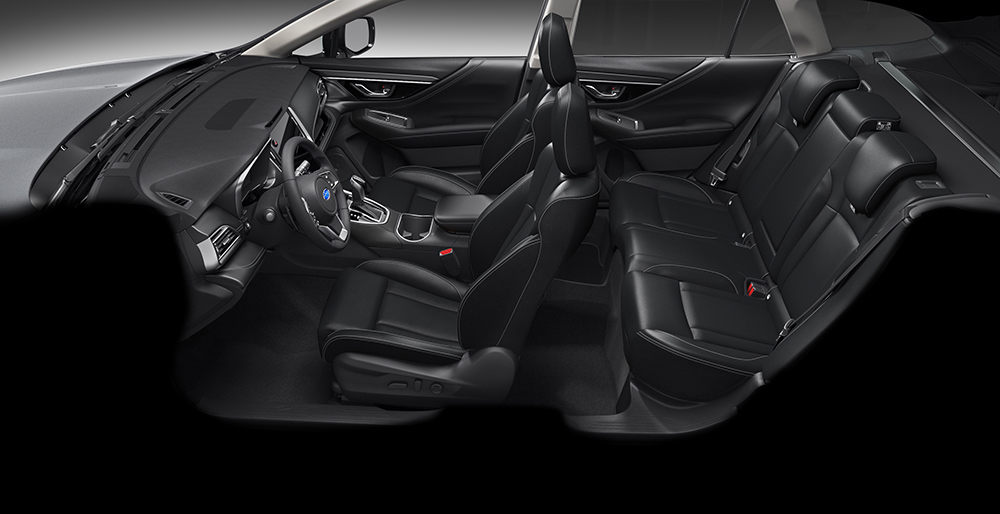 Subaru salong musta nahkkattega istmetega.