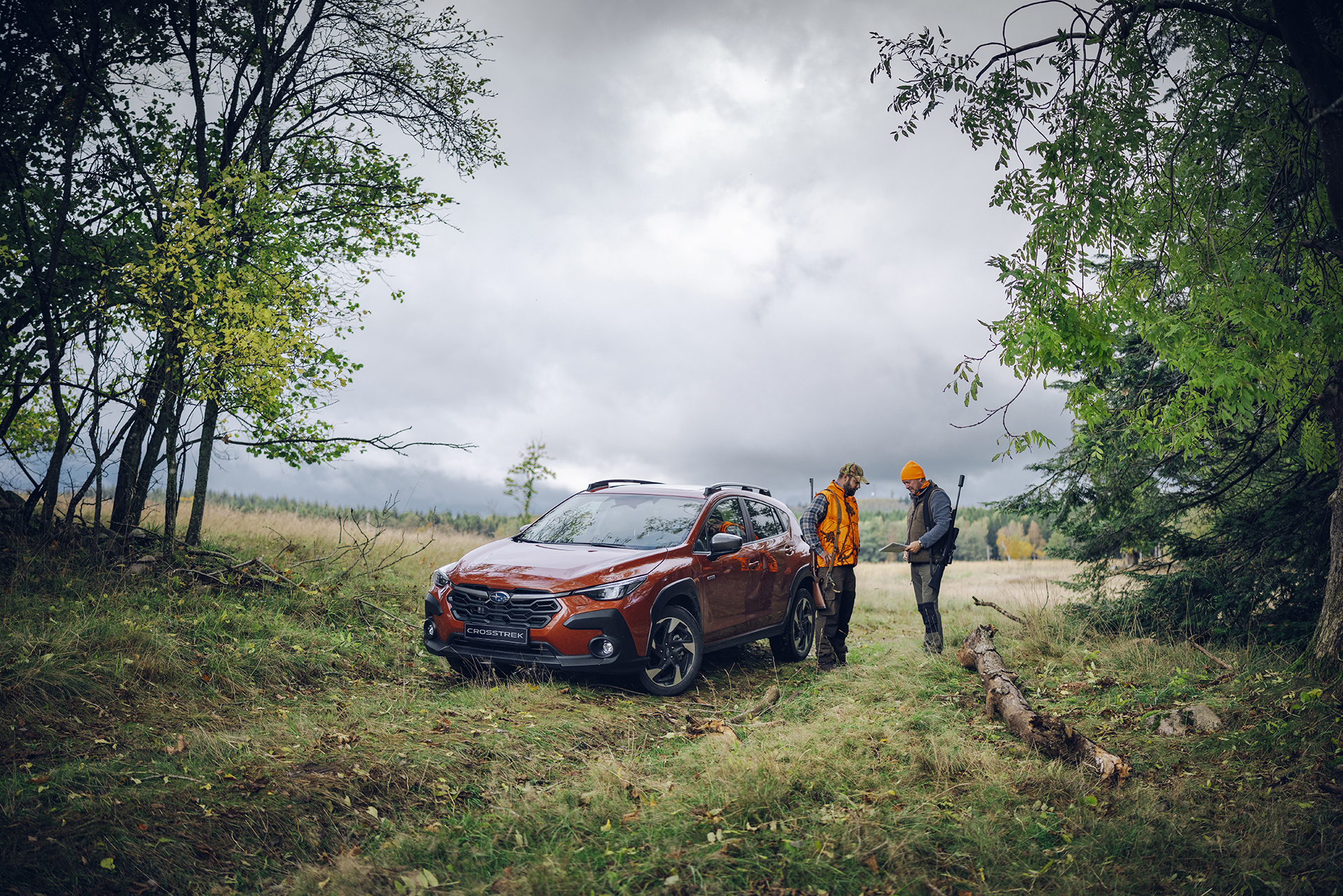 Subaru Crosstrek metsas jahimehega – ideaalne jahiks, kalastamiseks ja seiklusteks tänu auto kompaktsusele, nelikveole ja kliirensile.