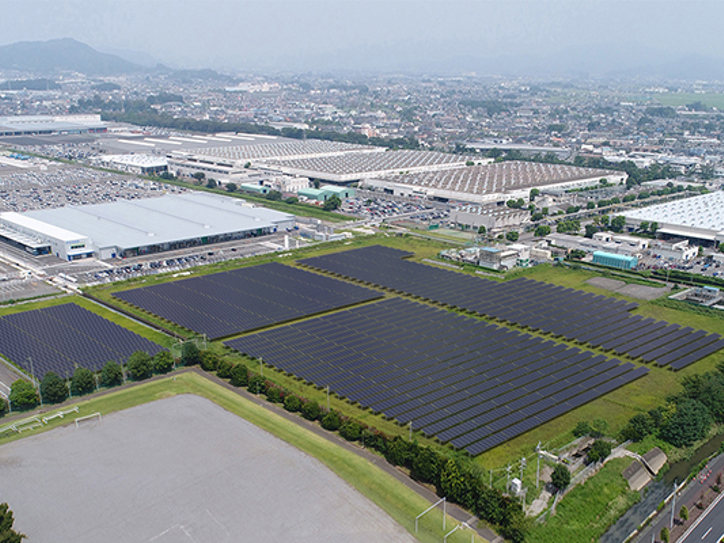 Suur päikeseelektrijaam laotub Subaru tehase lähedal Jaapanis – selge näide ettevõtte pühendumusest taastuvenergiale ja jätkusuutlikule tootmisele.