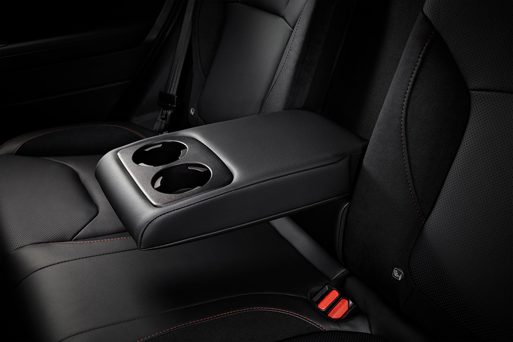 Allaklapitav käetugi Subaru Foresteri tagaistmete vahel, integreeritud topsihoidjatega.