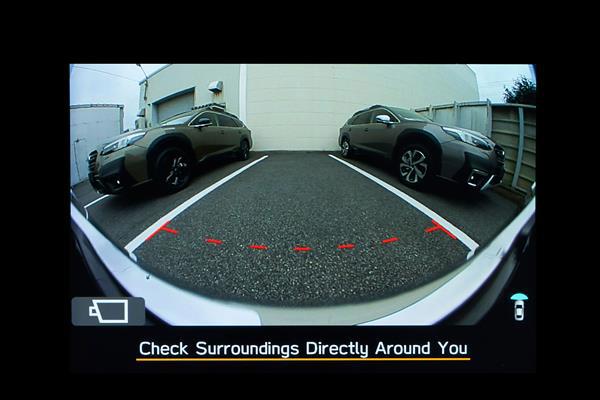 Vaade Subaru puuteekraanil, mis näitab esikaamerate pilti koos parkimisjoontega.