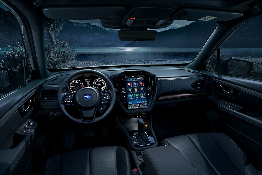Subaru Forester pimeduses – valgustatud salong kaasaegse armatuurlaua, meeleoluvalgustuse ja kasutajasõbralike funktsioonidega, et tagada turvaline ja mugav sõit ka õhtusel ajal.