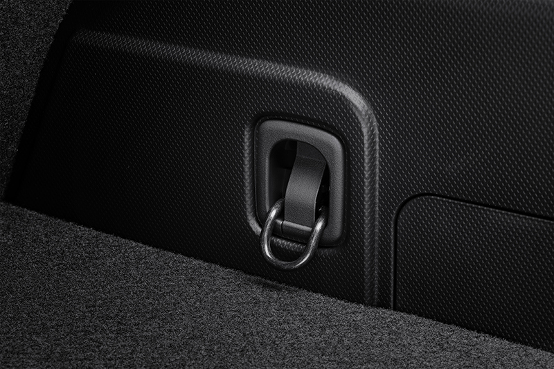 Lähivaade Subaru koormakinnitusaasale – tugev kinnituspunkt pagasiruumis koorma kindlustamiseks rihmade või võrguga.