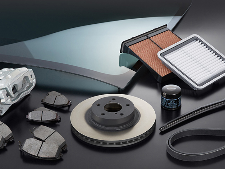 Erinevad Subaru varuosad – nukkvõllikett, õhufilter ja esiklaas – asetatud kõrvuti.