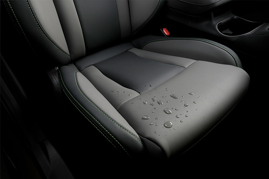 Subaru Outback Field vastupidava StarTex-istmekattega – vetthülgav pind on ideaalne aktiivseks elustiiliks koos koerte, märgade jakkide ja igasuguste ilmaseikluste jaoks.