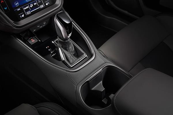 Subaru elegantse ja funktsionaalse käigukangiga – osa auto intuitiivsest interjöörist, keskendudes sõidunaudingule ja kontrollile.