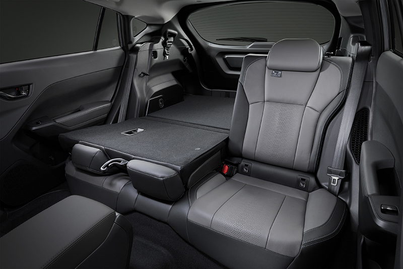 Subaru Crosstrek paindliku 60/40-tagaiste jagunemisega – siin on alla klapitud lai osa, et suurendada pagasiruumi, säilitades samas ühe reisija koha tagaistmel.