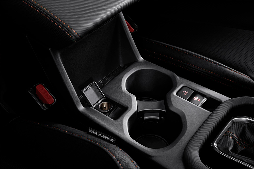 Joogitopsihoidjad Subaru Foresteri keskkonsoolis – praktiline disain mugavateks pikamaasõitudeks, mahutab nii kohvitopsi kui ka veepudeli käeulatusse.