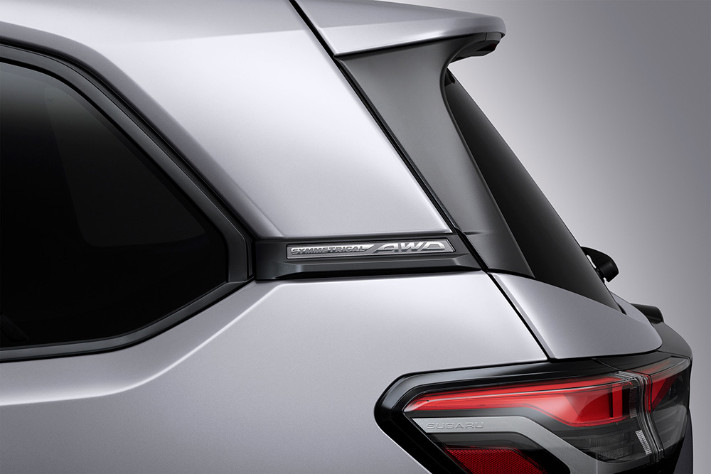 AWD-embleem Subaru Foresteri tagumisel küljel – tähistab auto sümmeetrilist nelikvedu parema juhitavuse ja läbivuse tagamiseks.