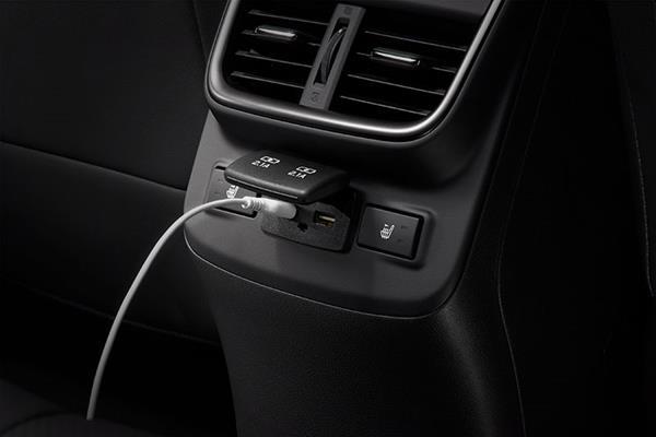 USB-pesad ja istmesoojenduse nupud Subaru tagaistmel.