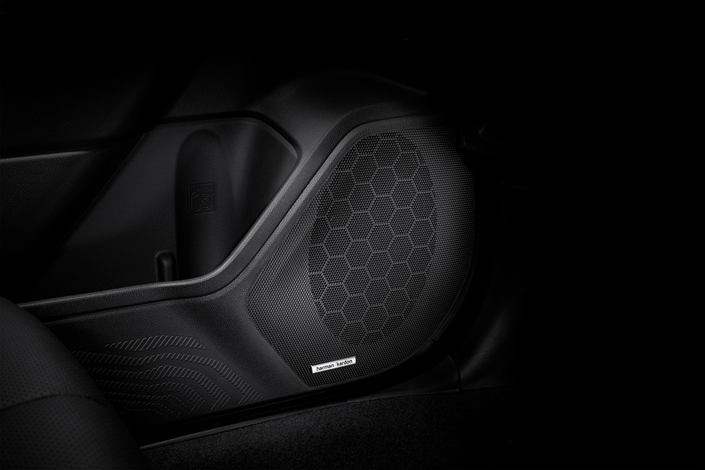 Lähivõte Harman/Kardon kõlarist, mis on osa Subaru premium helisüsteemist.