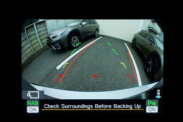 Vaade Subaru puuteekraanil, mis näitab tagakaamerate pilti koos parkimisjoontega.