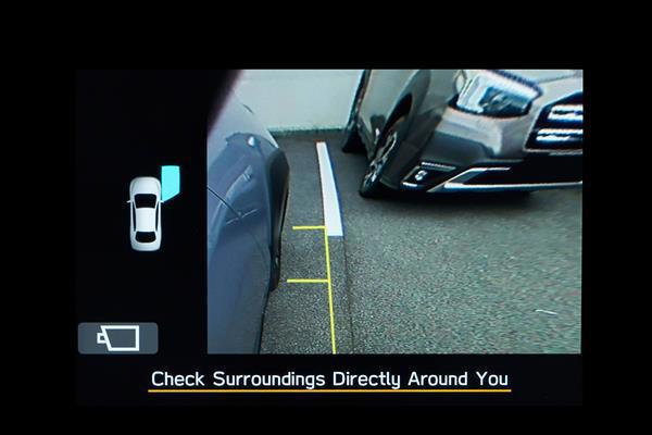 Vaade Subaru puuteekraanil, mis näitab külgkaamera pilti koos parkimisjoontega.