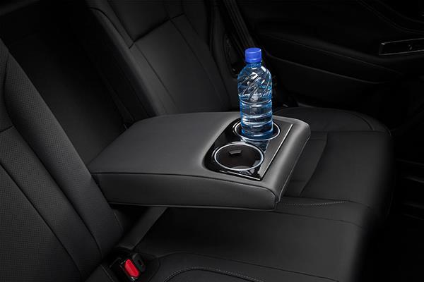 Allaklapitav käetugi koos integreeritud topsihoidjatega Subaru tagaistmel.