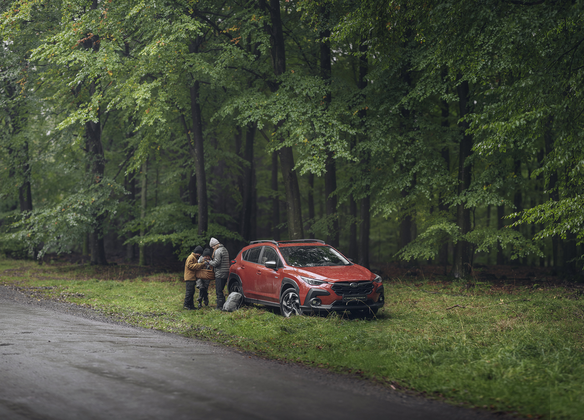 Subaru Crosstrek metsas koos pere ja seenekorviga – mitmekülgne auto looduses liikumiseks, igapäevasteks seiklusteks ja turvalisteks väljasõitudeks.