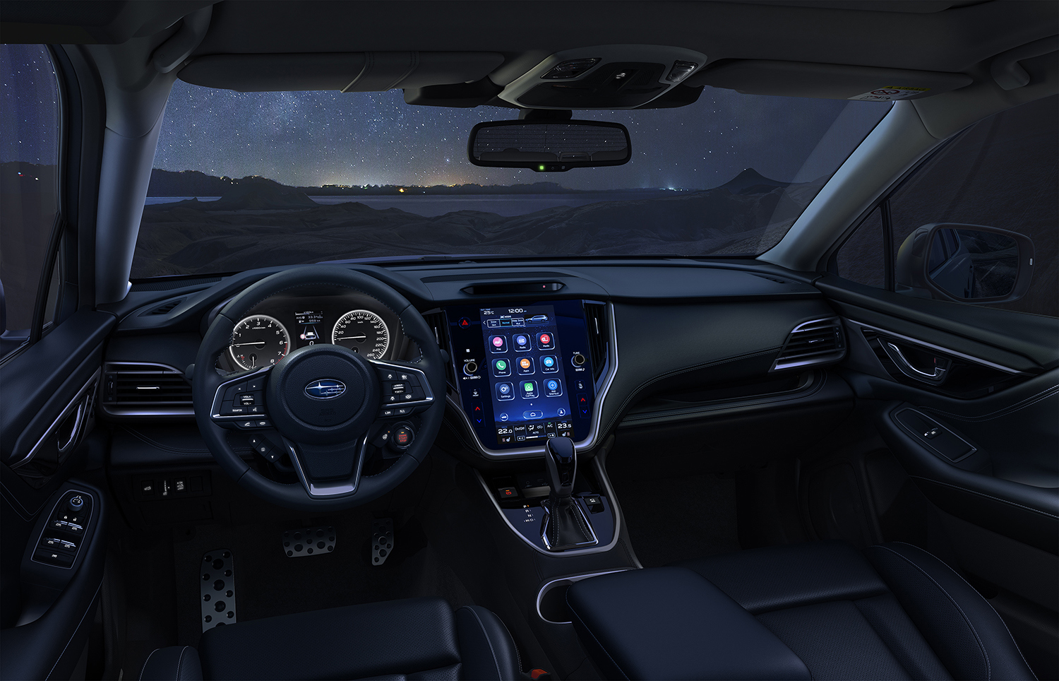 Subaru Outbacki salong öösel – valgustatud armatuurlaud ja intuitiivsed ekraanid loovad turvalise, tehnoloogilise ja stiilse juhikeskkonna ka pimedas.
