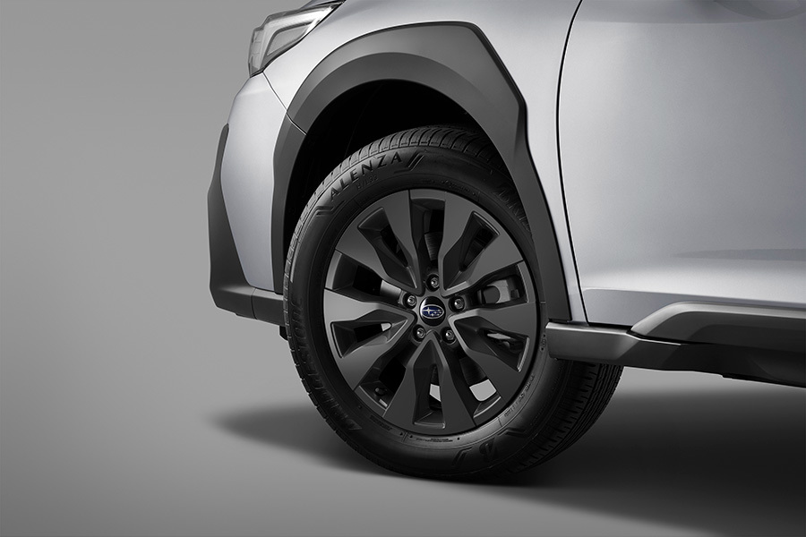 Subaru Outback tumedate hallide metallvelgedega.