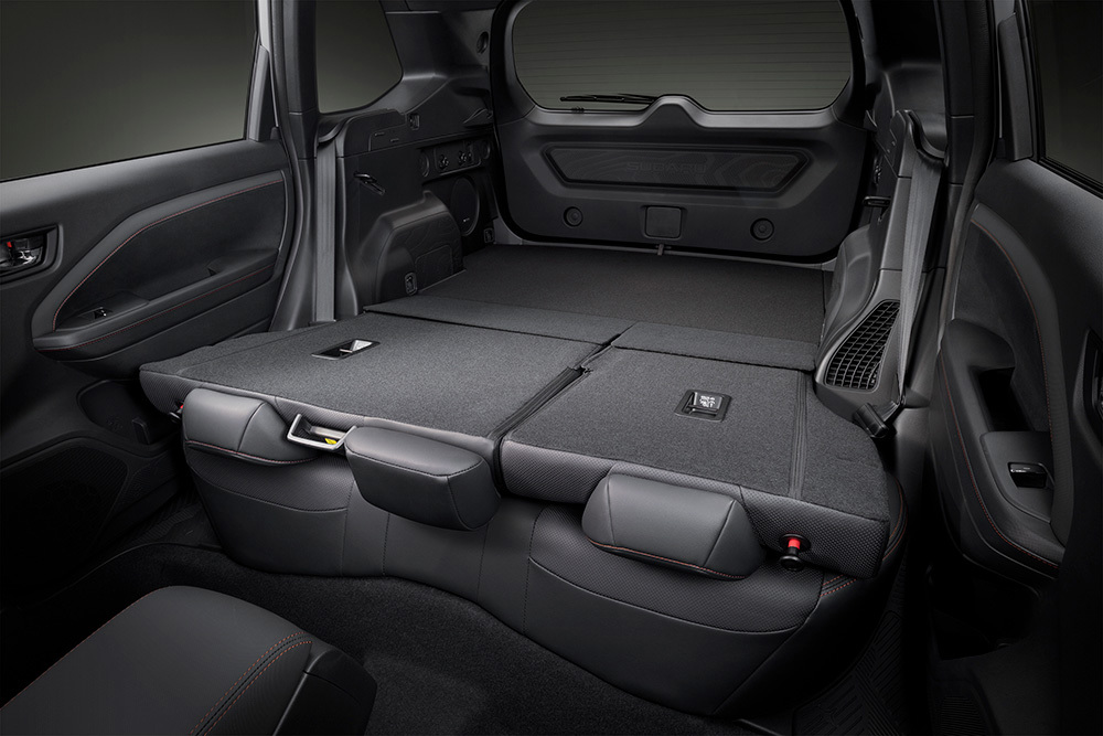 Subaru Forester allaklapitud tagaistmetega, mis näitab suurt ja tasast pagasiruumi.