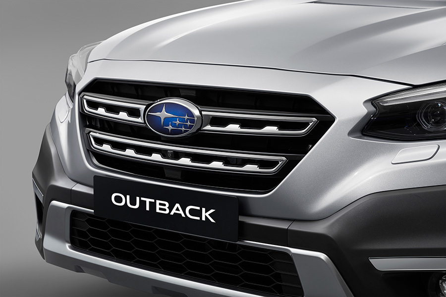 Subaru Outbacki esivõre, mille keskel on Subaru embleem.