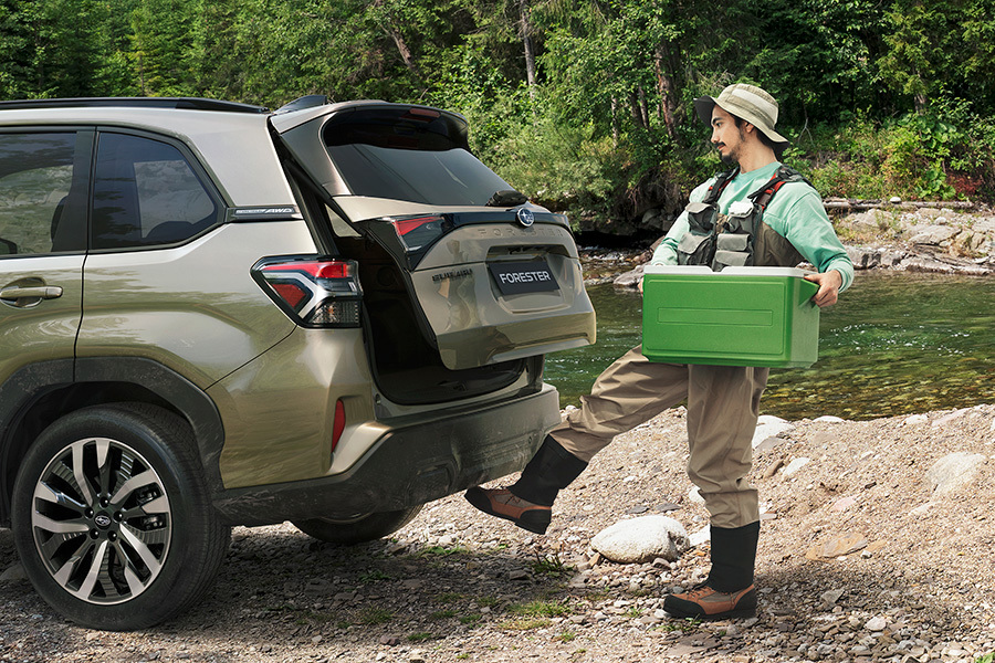 Subaru käedvaba pagasiruumi avamisega – kalastusvarustuses mees aktiveerib anduri jalaga, et pääseda pakiruumi ilma käsi kasutamata.
