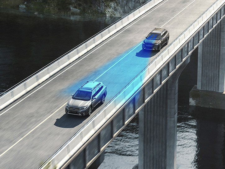 Subaru Outback EyeSight-juhiabisüsteemiga – sinine kolmnurk näitab kaamerate vaatevälja, mis jälgib liiklust ja teekatet reaalajas, et suurendada ohutust.