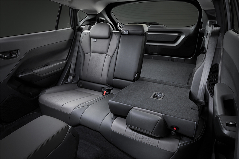 Crosstreki tagaistme 60/40-jaotus võimaldab paindlikku laadimist – siin on näha, kuidas kitsam osa on alla klapitud, et ühendada reisijad ja pikemad esemed pagasiruumis.