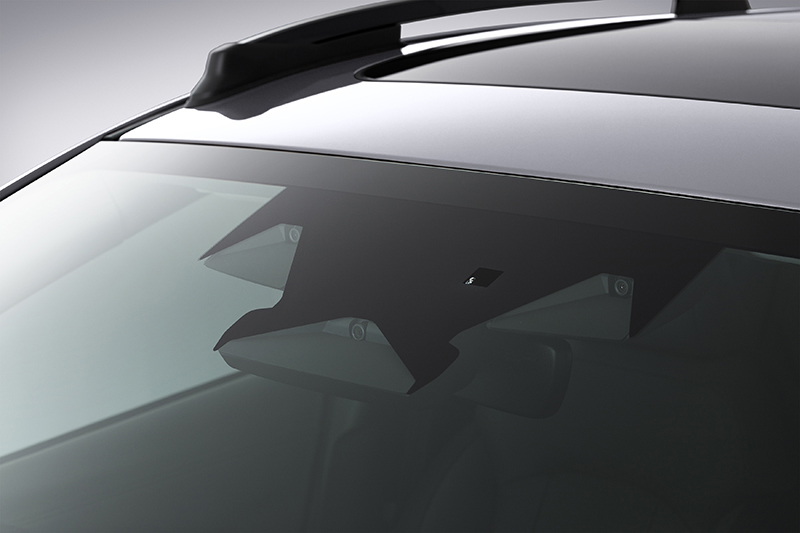 Subaru Crosstrek suure esiklaasi ja integreeritud EyeSight-süsteemiga.