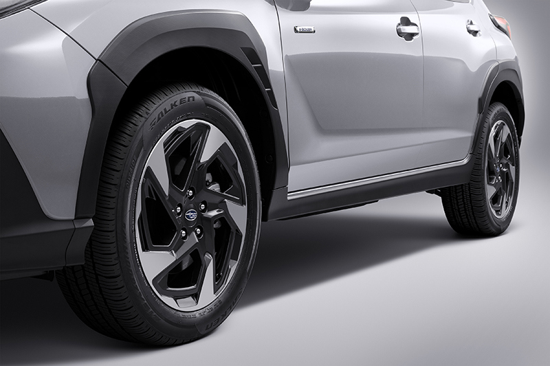 Lähivaade Subaru Crosstreki velgedele ja kaitsvatele küljeliistudele.