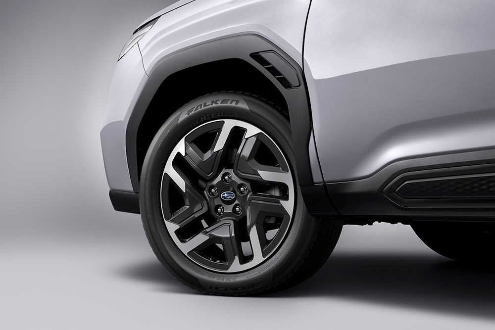 Lähivõte Subaru 18-tollistest alumiiniumvelgedest.