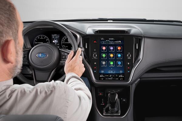 Juhi tööala Subaru Outbackis koos multifunktsionaalse rooliratta ja suure puuteekraaniga keskkonsoolis.