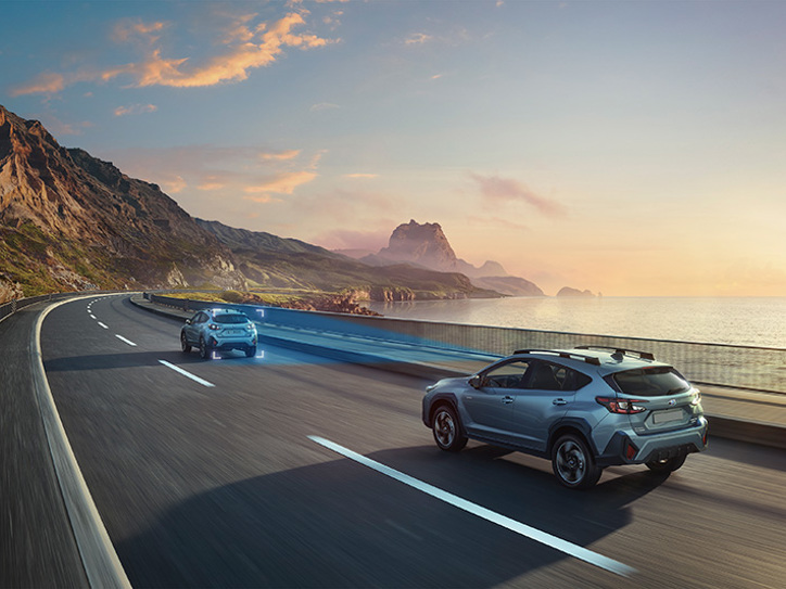 Subaru Crosstrek EyeSight-juhiabisüsteemiga – sinine kolmnurk illustreerib kaamerate vaatevälja, mis jälgib teed suurema ohutuse ja turvalise sõidu nimel.