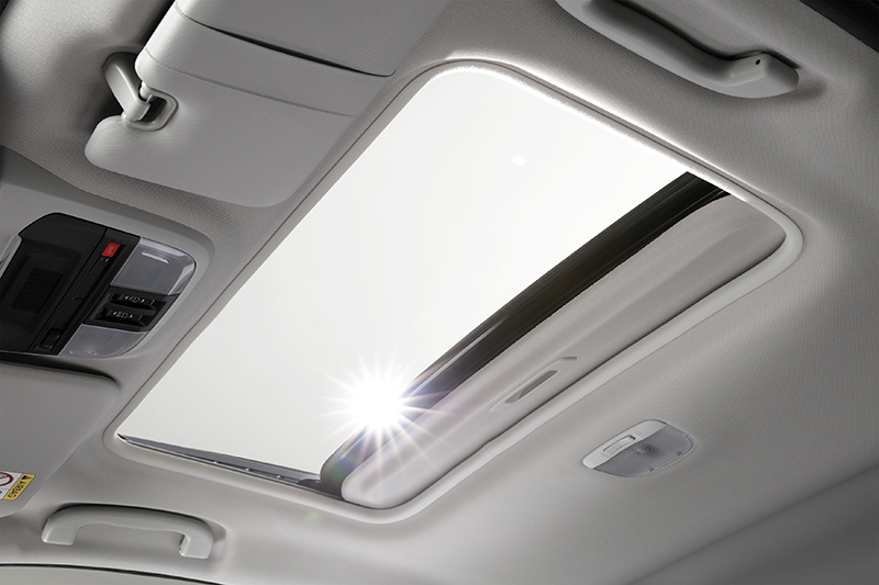 Avatud katuseluuk Subaru salongis, mis laseb sisse valgust ja värsket õhku.