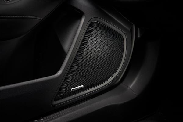 Esimest uksepaneeli integreeritud kõlar Subarus.